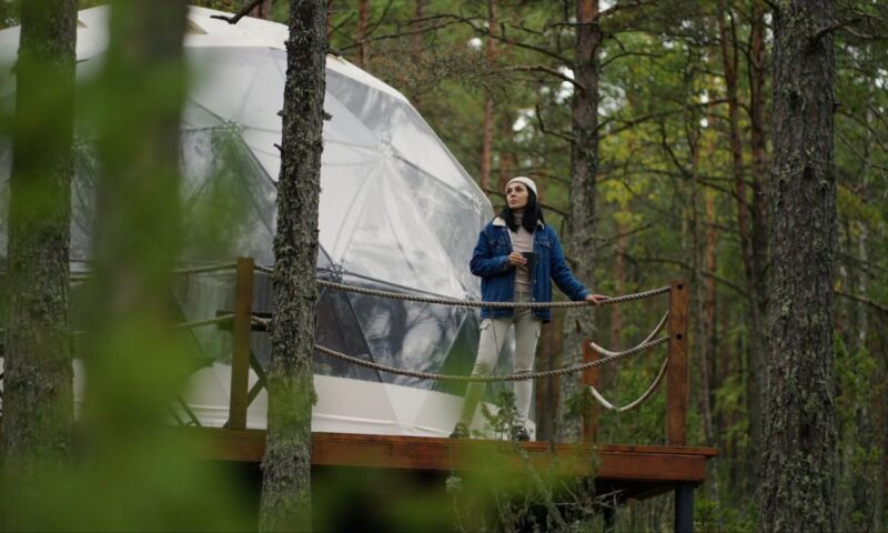 devojka na glampingu uživa