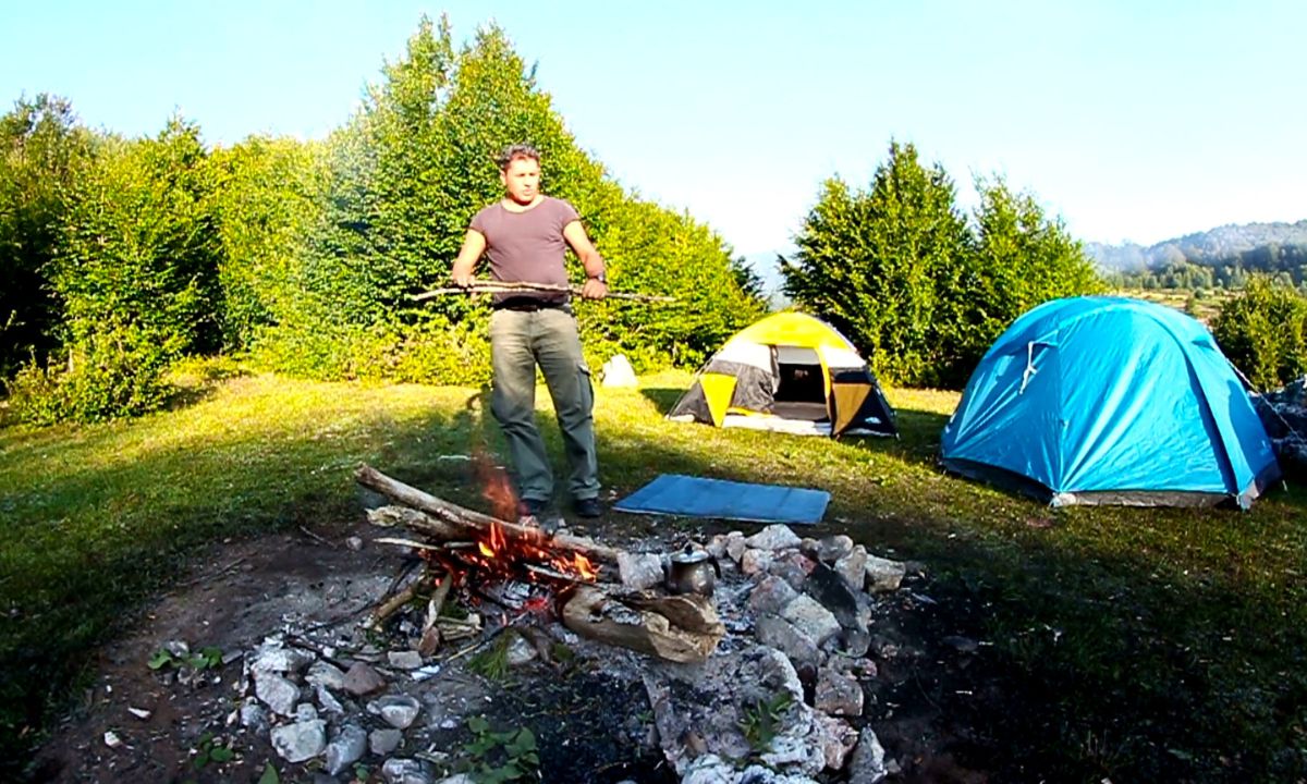 momak loži vatru na kampovanju