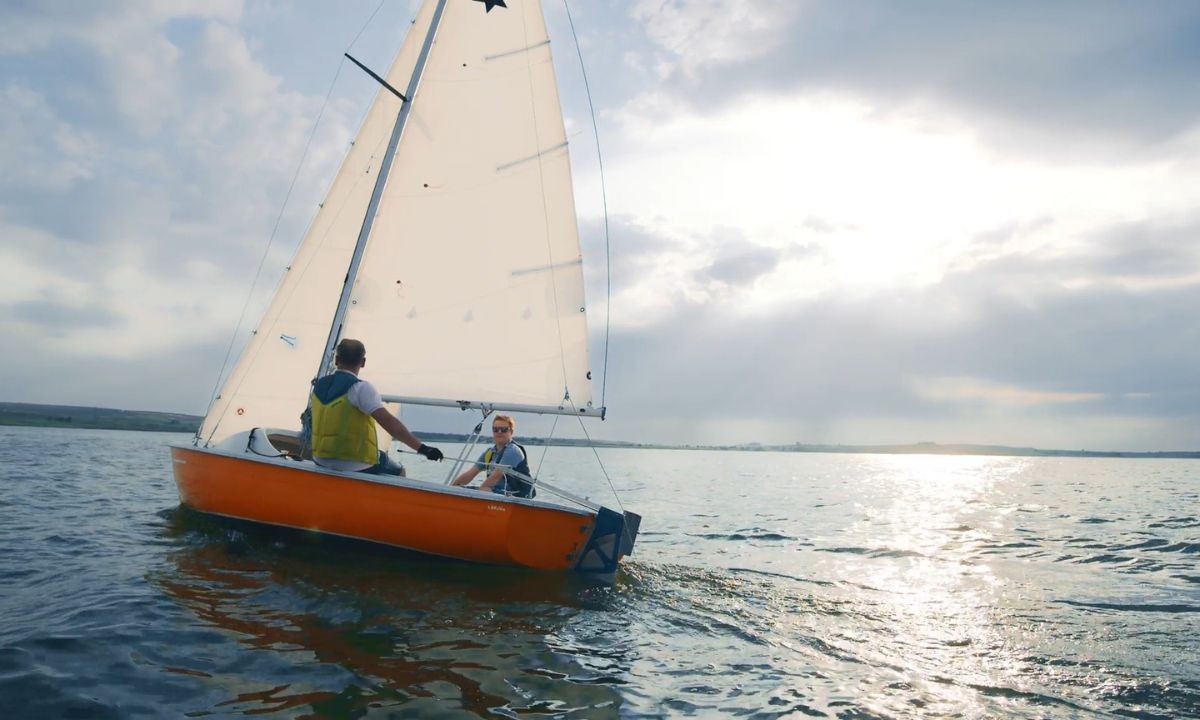 dve osobe se voze čamcem